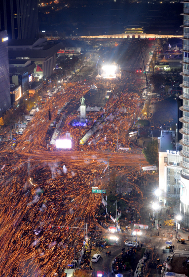 `진리는 거리에` 서울대 교수들, 5차 촛불집회 참여