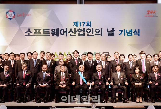 정연대 코스콤 사장, 산업훈장 수상 - ▒종합 경제정보 미디어 - 이데일리▒ 정연대 코스콤 사장, 산업훈장 수상