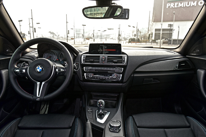 BMW M2 쿠페 시승기 - 드라이빙의 즐거움을 말하는 M의 적통자