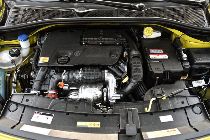 레이싱 모델 유다연의 시트로엥 C4 칵투스 시승기 - 개성 톡톡 소형 SUV