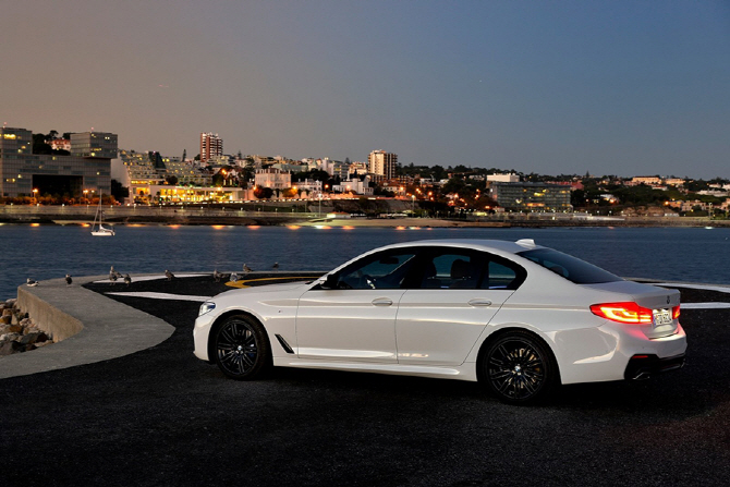 BMW 뉴 5 시리즈 리뷰 - 베스트 셀링 모델의 최신작이 등장