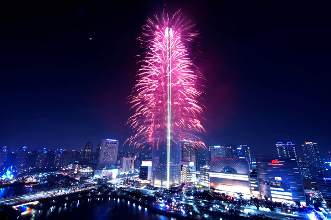 [동영상]서울 도심에 거대한 불꽃트리···롯데월드타워 불꽃축제