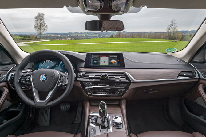 BMW 530e iPerformance 리뷰 - BMW가 공개한 여섯 번째의 iPerformance