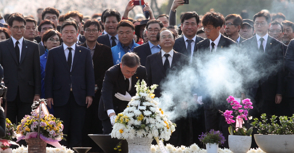 노무현 서거 8주기 추도식…文대통령 5.18 감동 이어갈까?