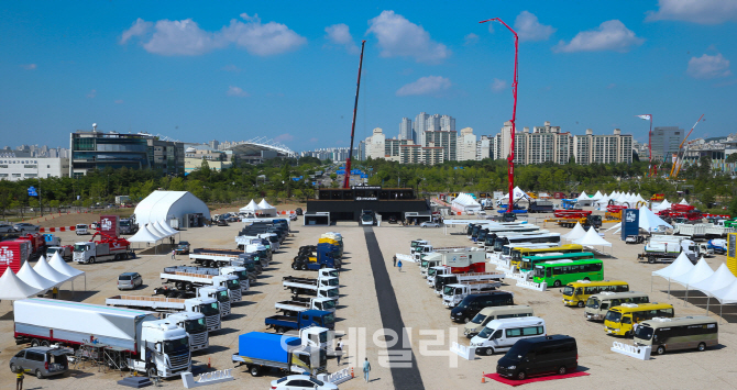 국내 첫 상용차 박람회 ‘메가페어’ 개막…현대차 “전기버스 내년 출시”