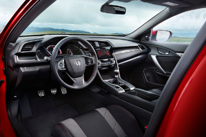 [포토] 붉은색 하이라이트를 더한 `2017 혼다 시빅 Si 쿠페`