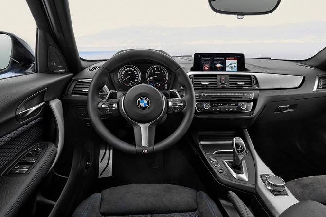 2018 BMW M140i 리뷰 - 소형 해치백의 최강 자리를 접수하기 위해 태어났다
