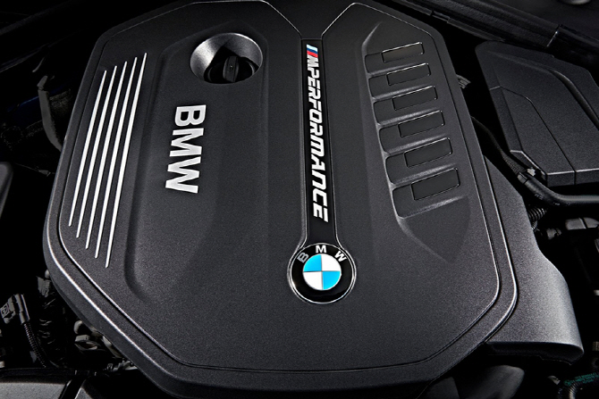 2018 BMW M140i 리뷰 - 소형 해치백의 최강 자리를 접수하기 위해 태어났다