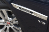 [포토] SV6 엔진의 존재를 알리는 재규어 XJ L 포트폴리오 SV6 AWD의 펜더 가니시                                                                                                                            