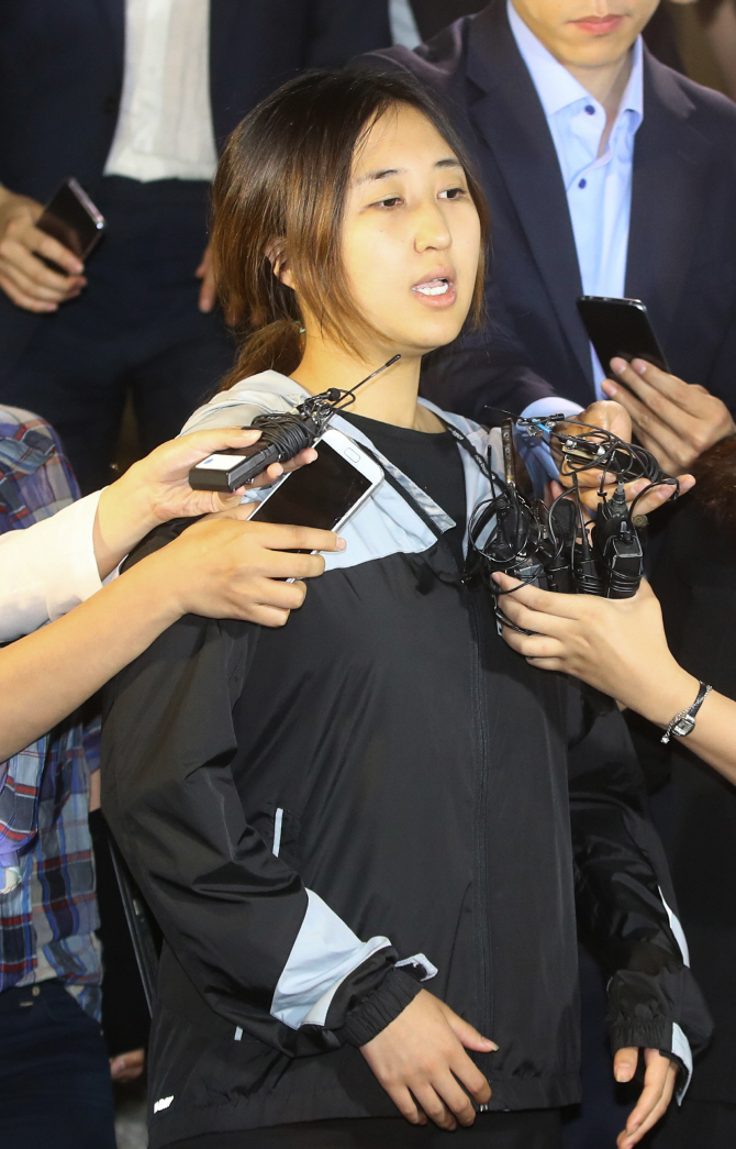 정유라, `위기 대응` 엄마 최순실 판박이…송환거부자료 치밀 수집