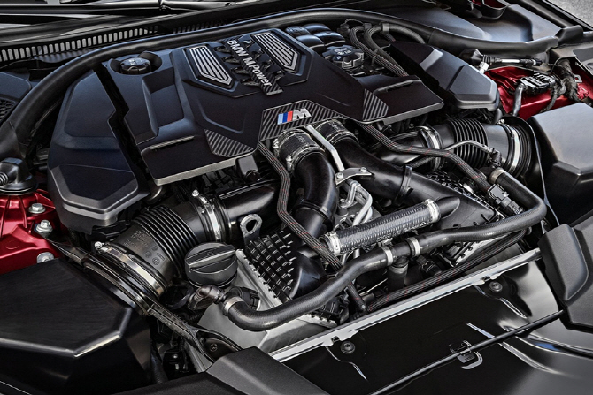BMW M5 퍼스트 에디션 리뷰 - 더욱 강렬한 존재감을 선사하는 M5의 한정 모델