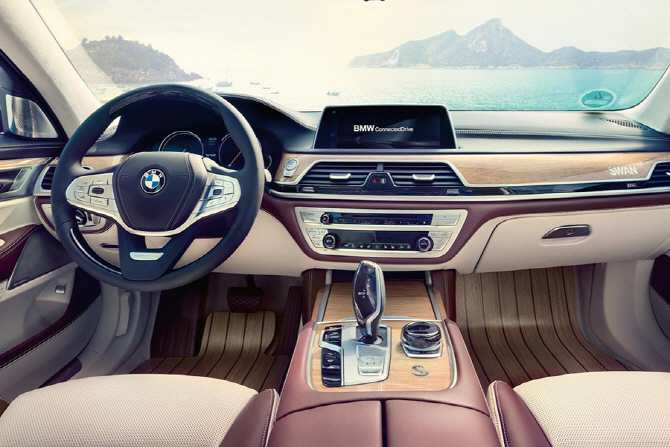 푸랑크푸르트 모터쇼에서 주목해야 할 차(7) BMW 인디비주얼 760Li xDrive 나우터즈 스완 에디션