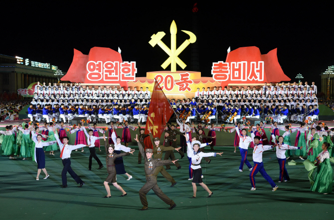 北노동당 창건일, 신형 미사일 화성-13·북극성-3형 축포쏘나