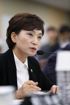 김현미 국토부장관 `후분양제 공공부문 우선 도입`