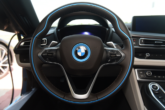 [시승기] BMW 드라이빙 센터에서 만난 짜릿한 i8