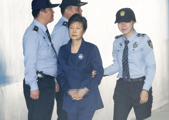 與 `박근혜 구속 연장, 법과 원칙 살아있음 확인`