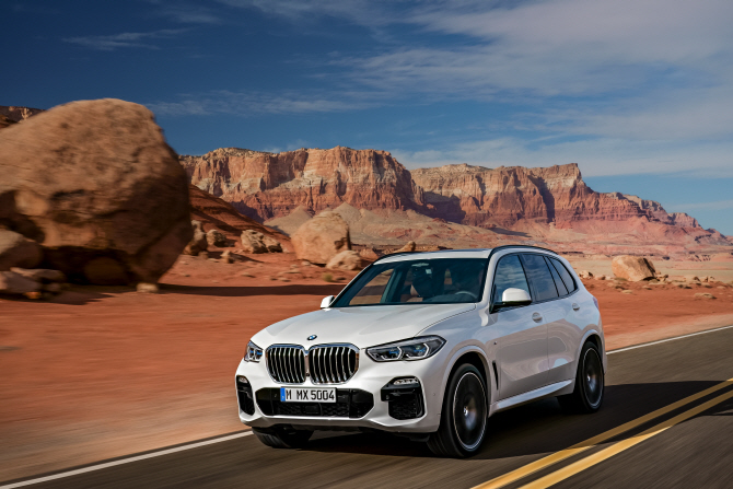 BMW, 풀체인지 단행한 4세대 'X5' 공개…"더 커지고 똑똑해졌다"