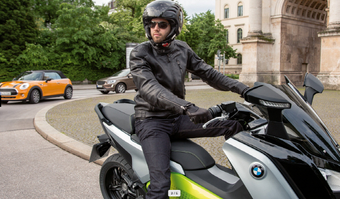 BMW, 전기 스쿠터 `뉴 C 에볼루션` 선봬…가격은 2490만원
