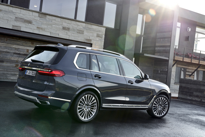 BMW, 프리미엄 7인승 SUV `X7` 공개…`내년 유럽시장서 출시`