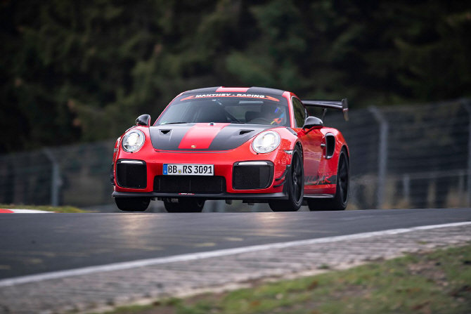 포르쉐 `911 GT2 RS MR`, 뉘르부르크링 랩타임 신기록 달성