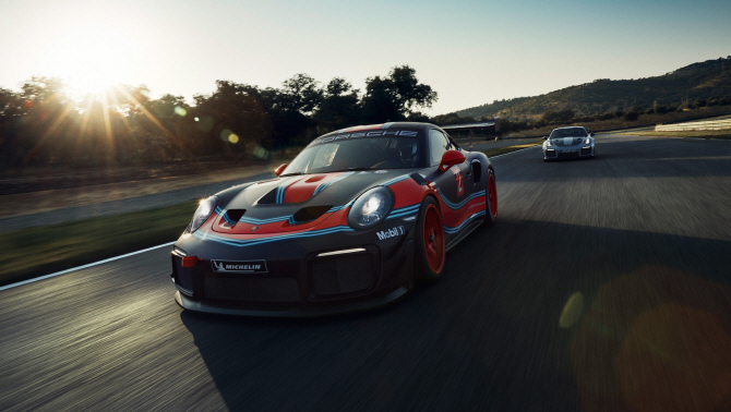 포르쉐, 700마력의 '911 GT2 RS 클럽스포츠'…LA오토쇼서 첫 공개