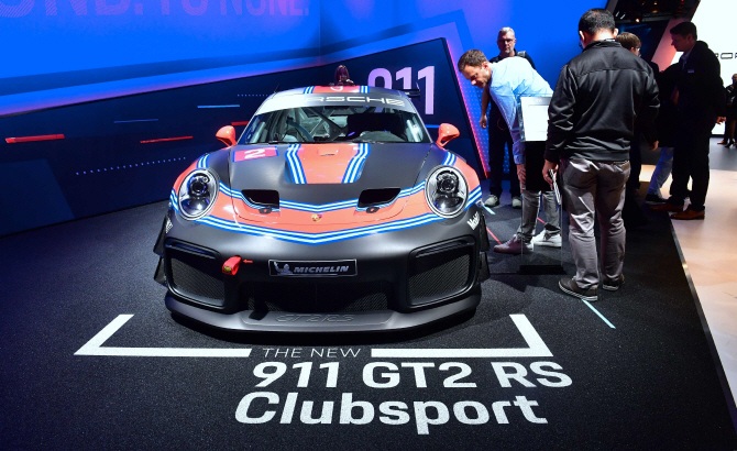 포르쉐 '911 GT2 RS 클럽스포츠'에 몰린 관객들