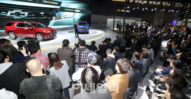 한국GM, 서울모터쇼에서 대형 SUV '트래버스'-'콜로라도' 공개