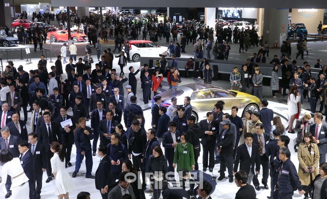 '참관객들로 붐비는 서울모터쇼'