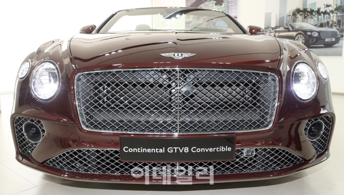 벤틀리 '컨티넨탈 GT V8' 컨버터블의 웅장한 앞모습