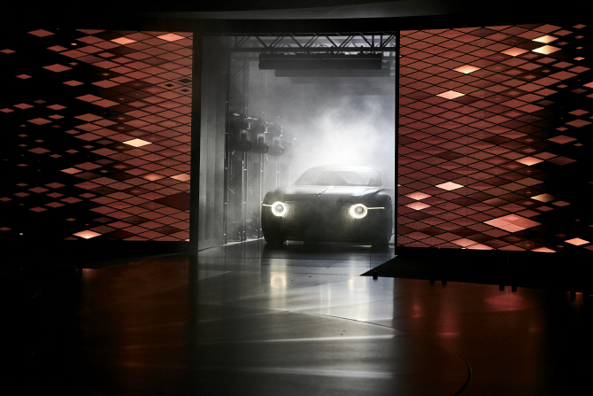 벤틀리, 100주년 기념 모델 `EXP 100 GT` 선봬…`초호화의 결정판`