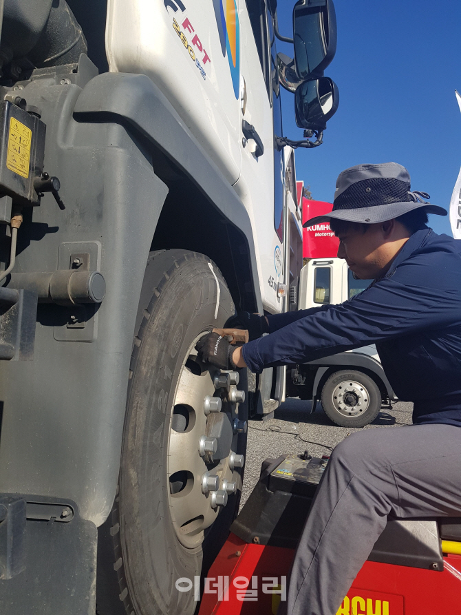 금호타이어, 주요 고속도로 휴게소서 트럭·버스 타이어 무상점검