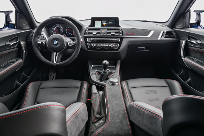 BMW 'M2 CS', 깔끔한 실내 디자인