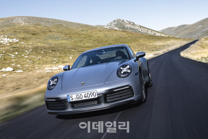 포르쉐 타이칸, `세계 올해의 차` 럭셔리·퍼포먼스 부문 2관왕