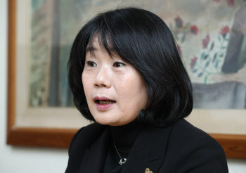윤미향 “사퇴 없다, ‘곽상도 제기 의혹’은 문제 없는 부분”