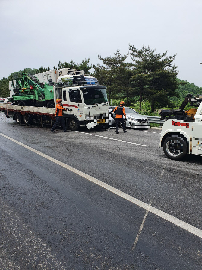 [포토] 중부내륙고속도로 8중 추돌…2명 숨지고 10명 부상