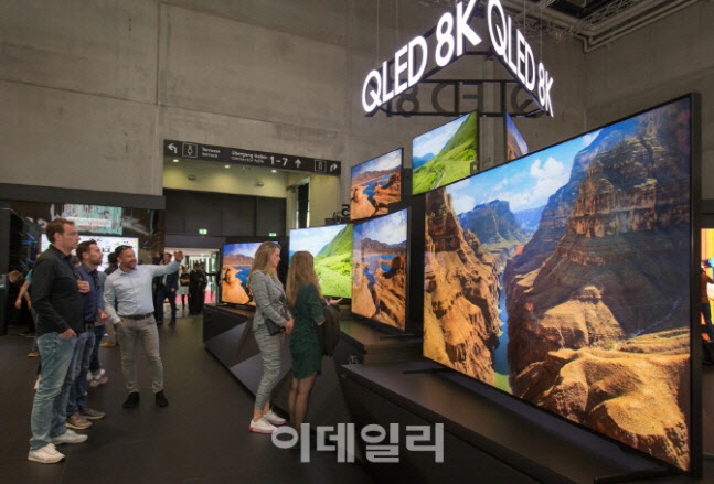 코로나19 여파에 글로벌 TV시장 위축..삼성·LG는 판매↑