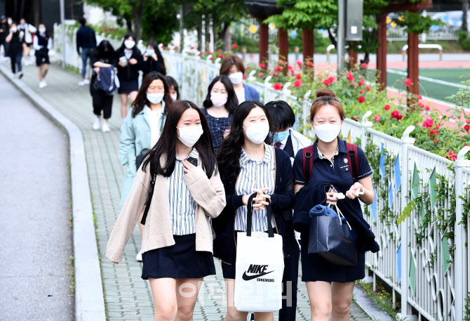 [포토]등교길 다시 만나서 반가운 친구들