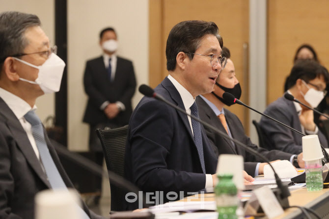 [포토]성윤모 장관, "섬유패션산업, 특별고용지원 업종 지정 검토"