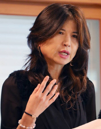 'BTS점퍼' 정의연 반박에 입닫은 수양딸, "나중에 답변"