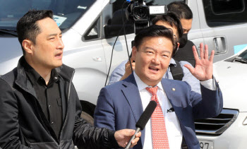 민경욱, 검찰 압수한 휴대전화 번호 공개.."격려 문자 보내달라"
