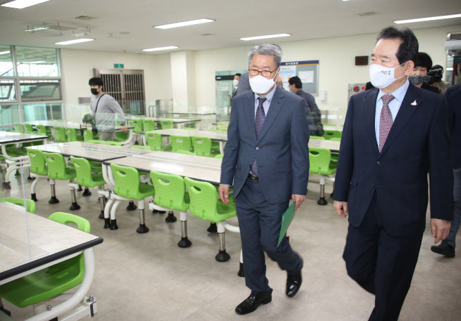 정 총리, 고3 등교수업 현장 점검…"학생 건강·학습권 모두 보장"