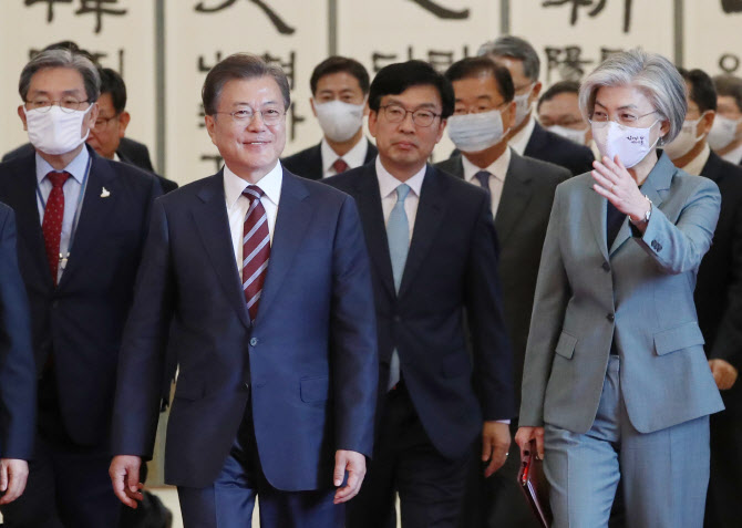 文대통령, 신임 공관장들에 “정상외교, 여건되면 재추진하겠다 전달”