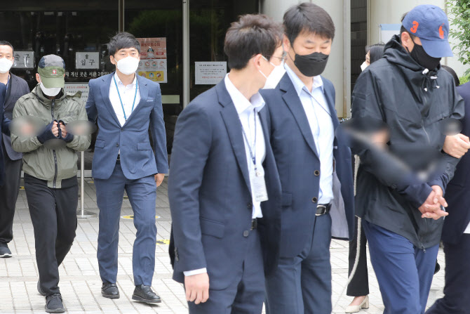 법정 나서는 n번방 유료회원 장 모씨·임 모씨