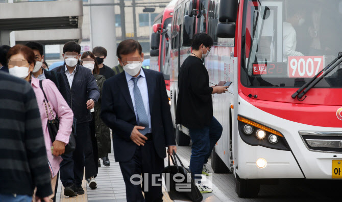 [포토]오늘부터 마스크 착용 안하면 대중교통 이용 제한