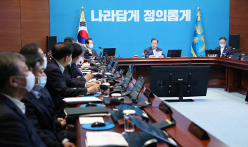 文대통령 “재난지원금, 소고기 샀다는 보도 봤다…도움돼 기뻐”(상보)