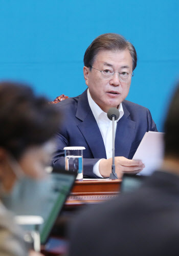 文대통령 “새로운 일상 감당할 수 있어..주의 필요”
