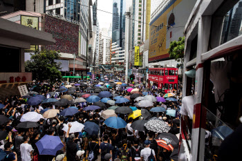"홍콩 국보법, 자유에도 종지부"vs"정상으로의 회귀"