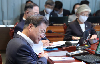 文대통령 “재난지원금, 소고기 국거리 샀다는 보도 봤다…도움돼 기뻐”(종합)