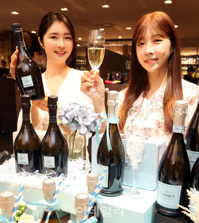 [포토]롯데百, 아시아 최초 이태리 최상급 스파클링 와인 '라 마르카 루미노레' 선보여