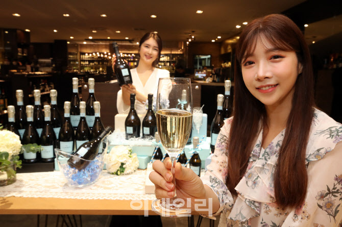 [포토]롯데백화점이 아시아 최초로 선보인 이태리 스파클링 와인 '라 마르카 루미노레'